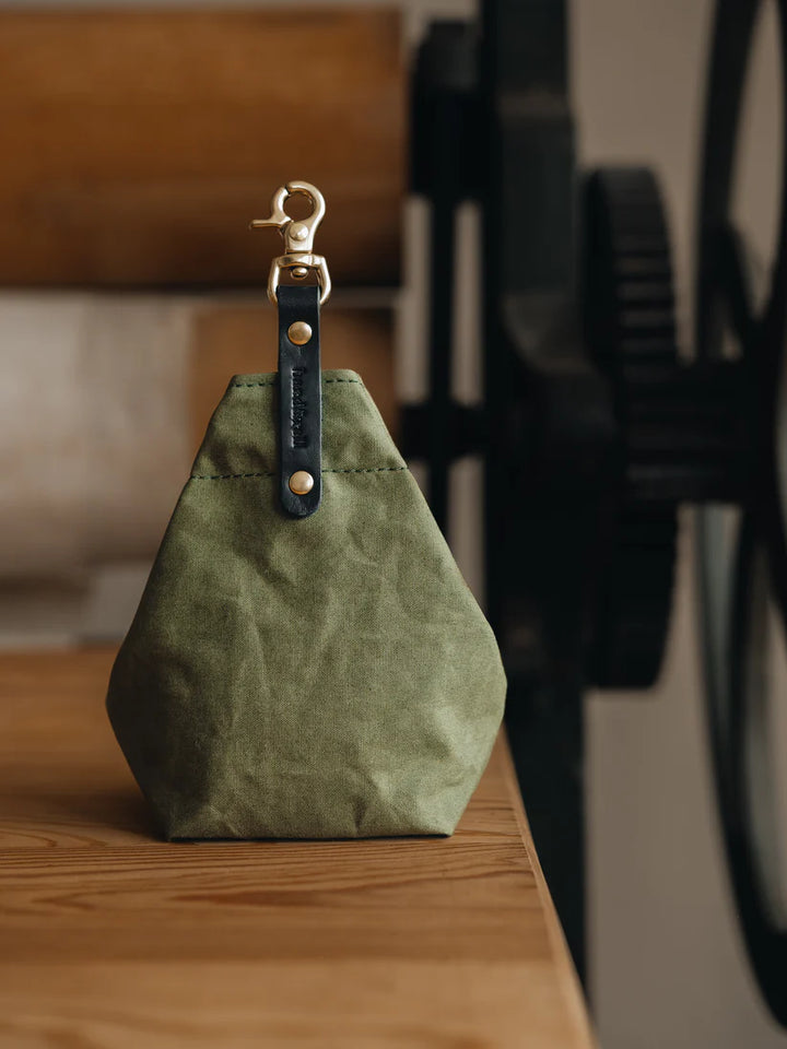 Détail du cuir tanné végétal de haute qualité du sac YORK