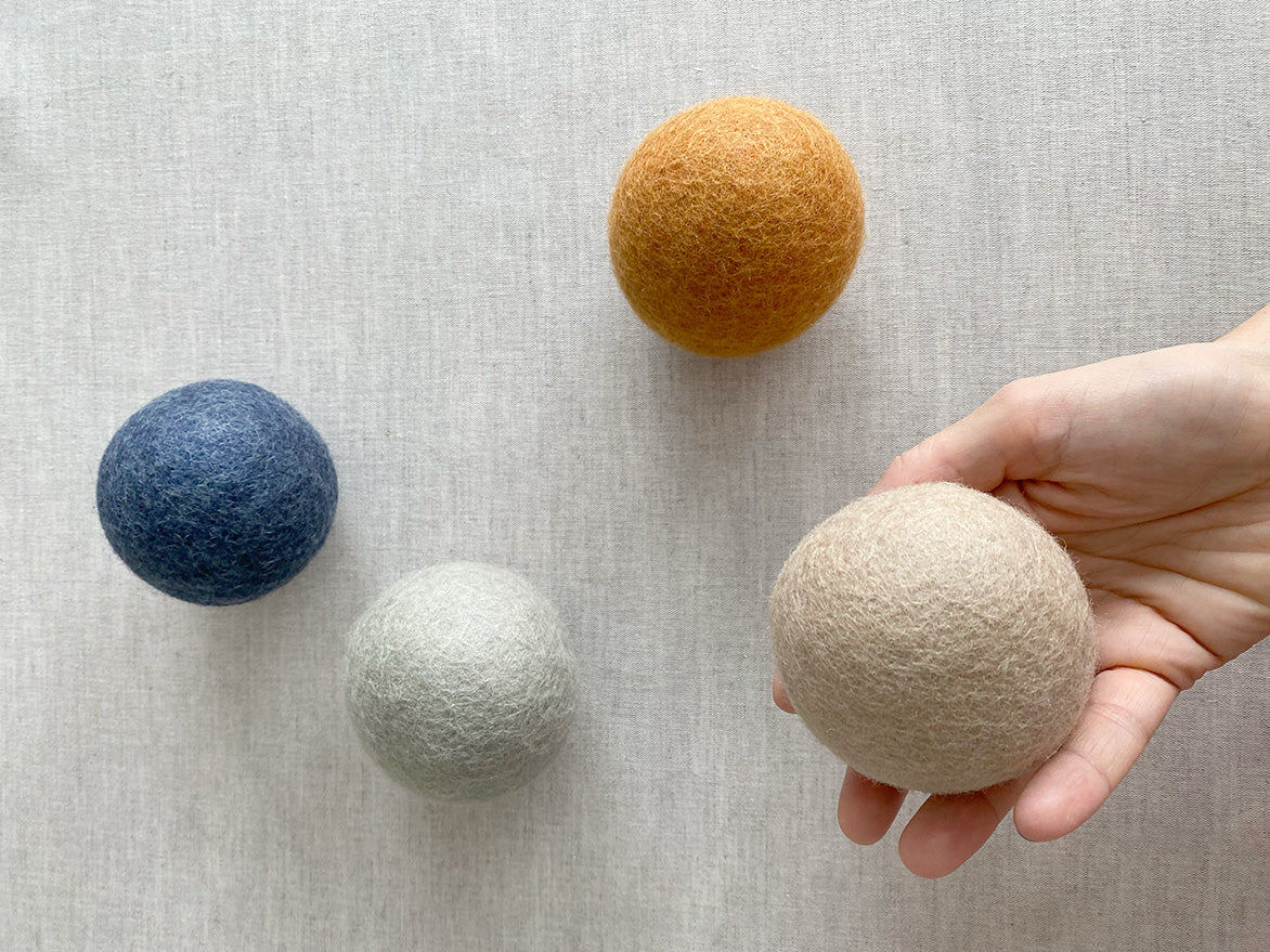 Fabrication artisanale des Rattle Balls avec matériaux naturels