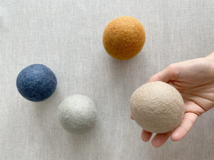 Fabrication artisanale des Rattle Balls avec matériaux naturels
