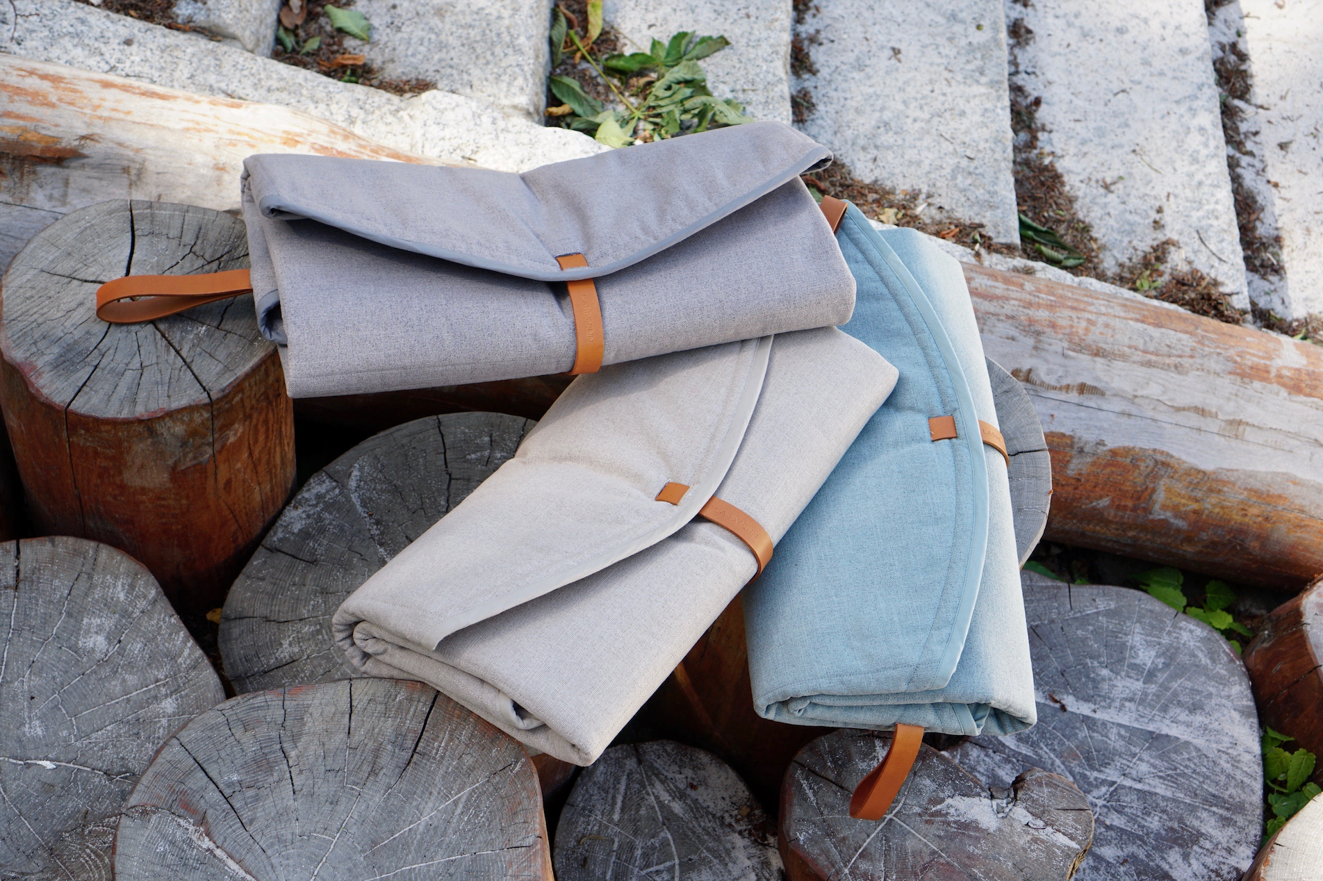 Tapis de voyage pour chien avec détails en cuir naturel