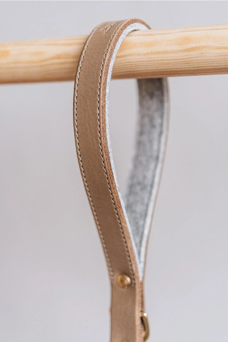 Vue complète de la laisse HITCH avec boucle en laiton