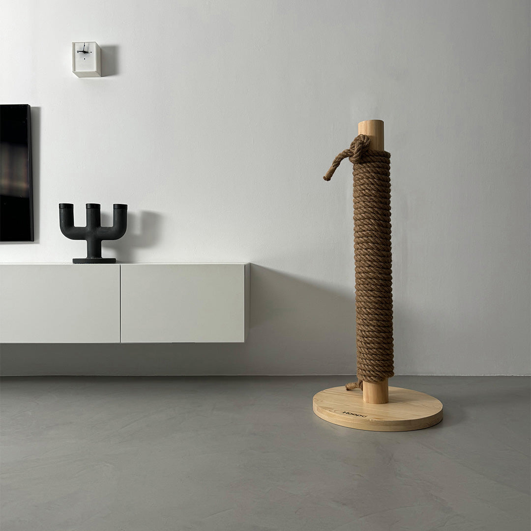 Vue complète du Totem, griffoir design de 110 cm pour chats